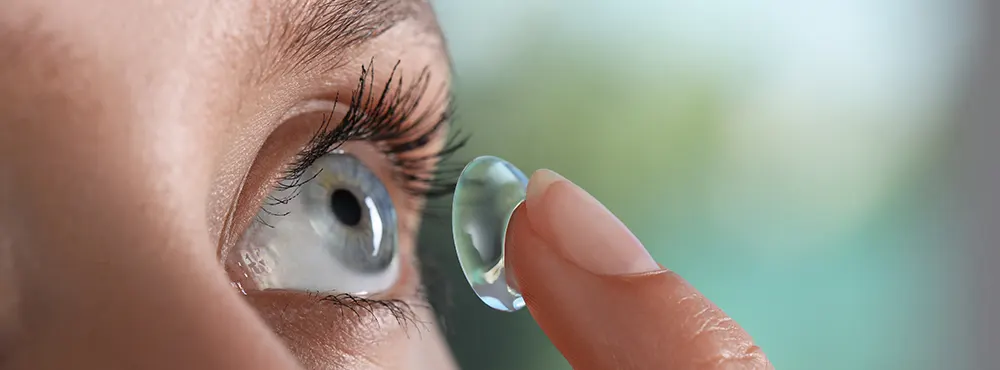 The Safest Way to Put in Contact Lenses